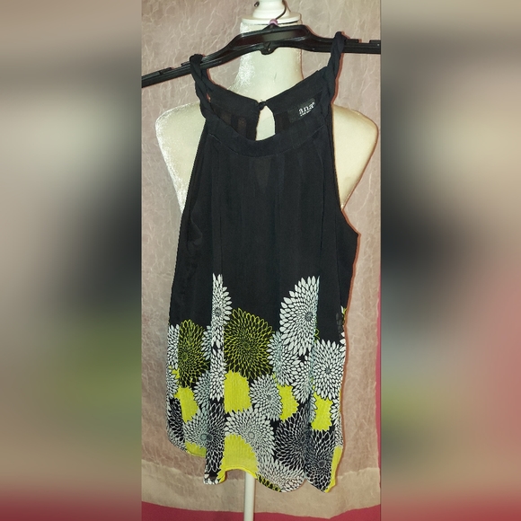 Cute Womans Tank Top with Flowers from a.n.a. in a size XS Extra Small - Picture 1 of 6